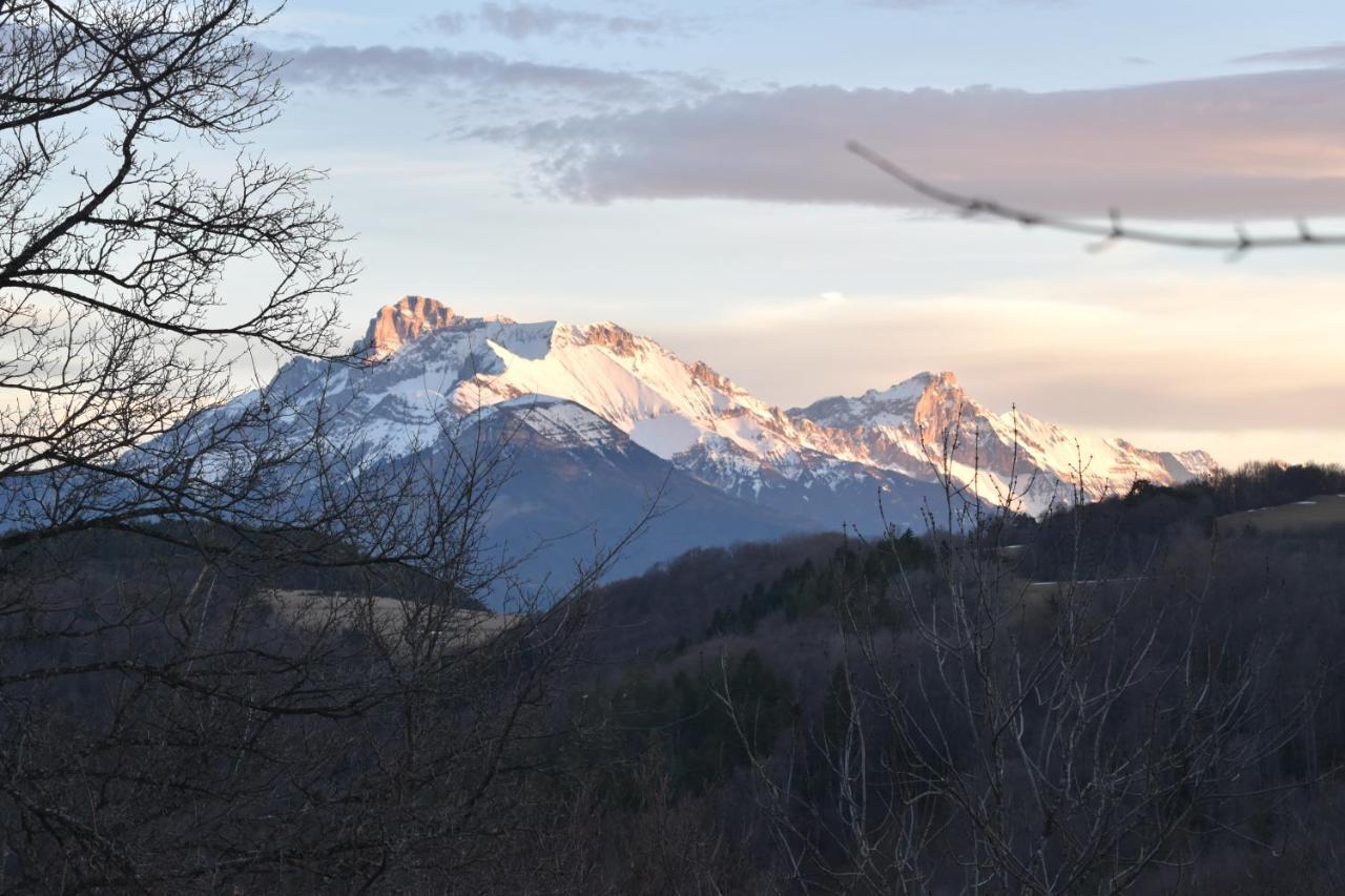 Gite Au Printemps Japonais, Petit Train De La Mure, Parc Des Ecrins Pierre-Chatel Exterior foto